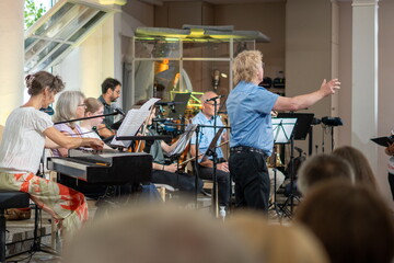 Vielseitiges, musikalisches Rahmen­programm im Fest­gottes­dienst unter der Leitung von Friedemann Meussling