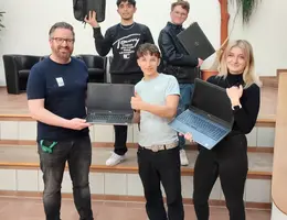 Übergabe von Notebooks an Schüler der Hoffmannschule in Wilhelmsdorf