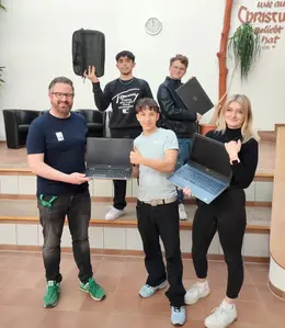 Übergabe von Notebooks an Schüler der Hoffmannschule in Wilhelmsdorf
