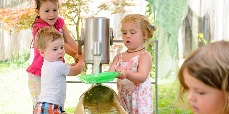 Kindertageseinrichtungen Korntal: Kinder spielen am Wasserspielplatz