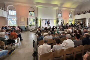 Maria Loheide spricht ein Grußwort im Festgottesdienst