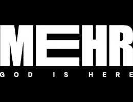 Weißer Schriftzug auf schwarzem Hintergrund: "Mehr, God is here."
