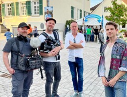 Das Team vom heute-journal war zu Besuch im Biergarten der Diakonie Korntal.