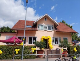 Eingang der Kita Gartenstraße mit gelben Luftballons geschmückt