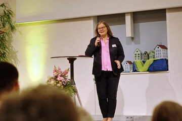 Maria Loheide spricht ein Grußwort