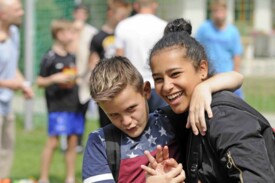 Jugendliche auf einem Fußballfeld