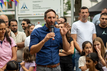 Bürgermeister Alexander Noak bei der Eisübergabe an die Kita-Kids