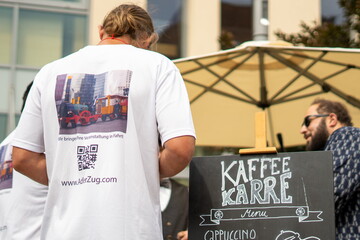 Genuss mit der Kaffeekarre auf dem Saalplatz
