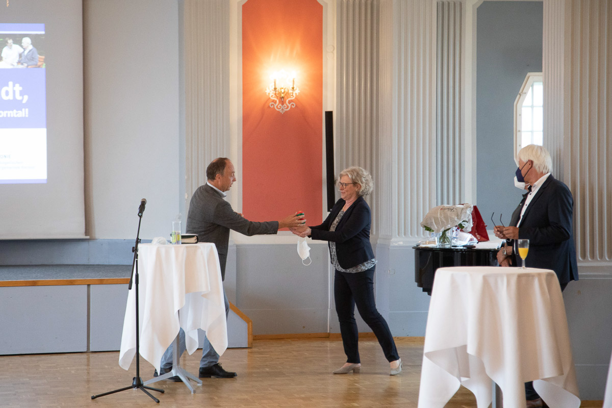 Jochen Hägeleübergibt drei Jonglierbälle an Jutta Arndt