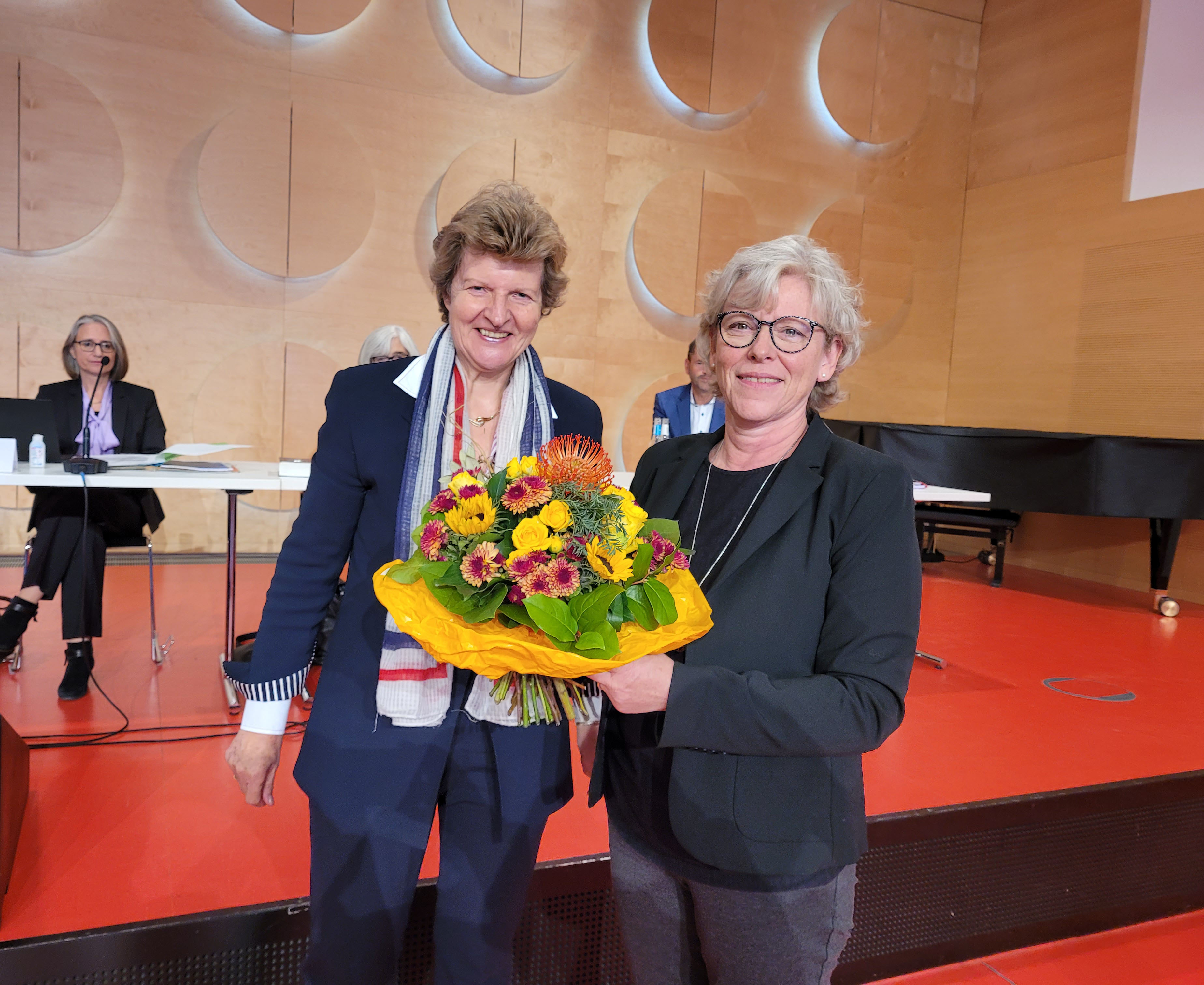 Jutta Arndt nimmt Glückwünsche von Dr. Gisela Meister-Scheufelen, Vorsitzende des Präsidiums des Diakonischen Werks Württemberg, zu Ihrer Wahl in den Verbandsrat entgegen.