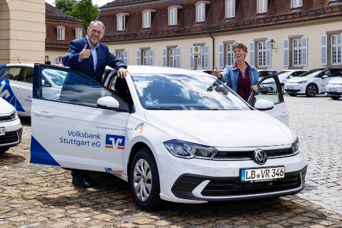 Andreas Wieland und Dorothea Winarske freuen sich über den neuen VW Polo