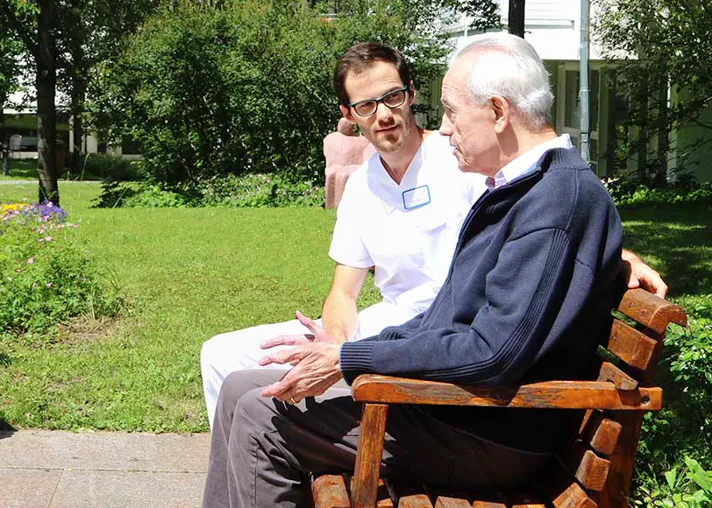 Altenzentrum Korntal: Altenpfleger und Bewohner